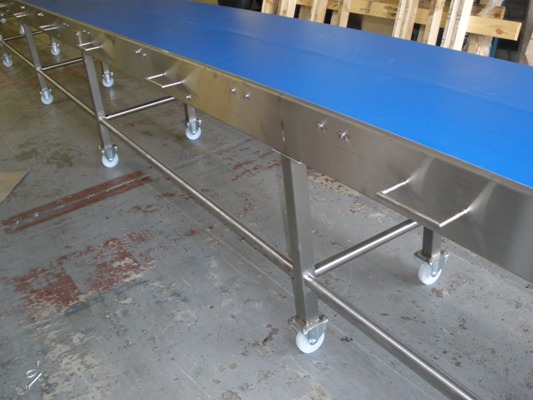 easy move conveyor with handles and castors